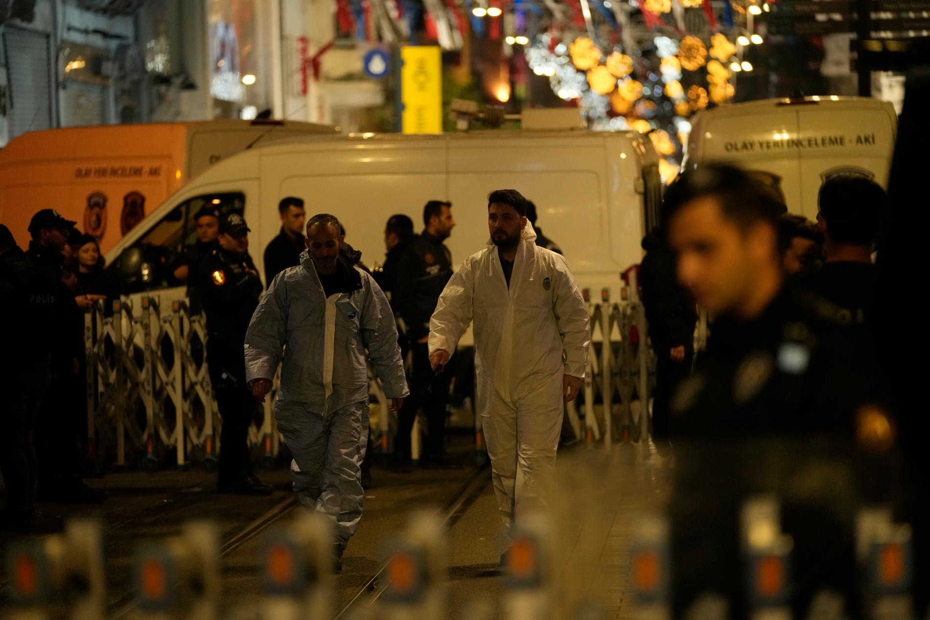 Rettsmedisinere på stedet etter eksplosjonen i Istanbul søndag kveld. 