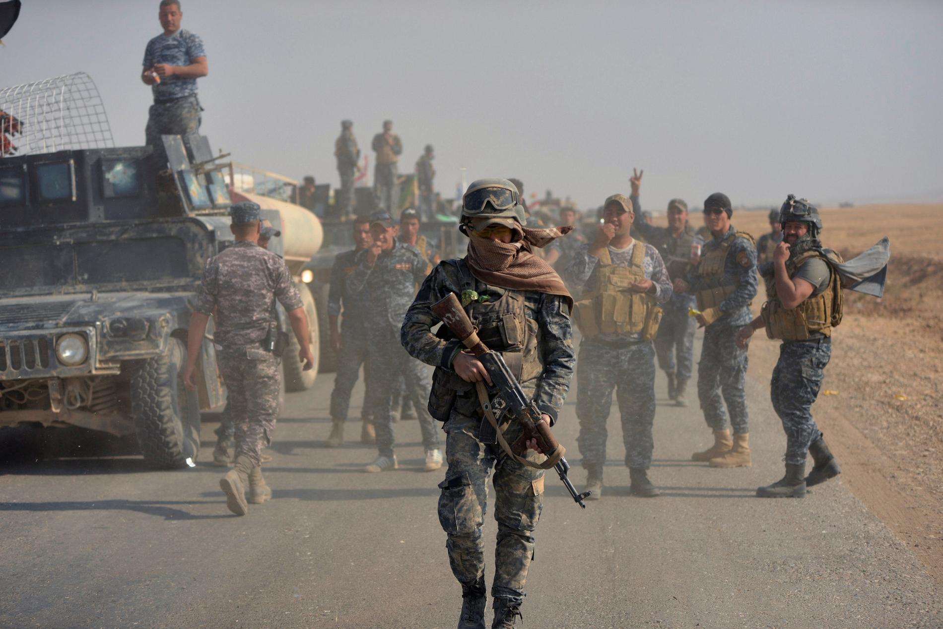 PÅ FREMMARSJ: Irakiske sikkerhetsstyrker som deltar i operasjonen mot ekstremistgruppem IS, rykker fram på en vei sør for Mosul.