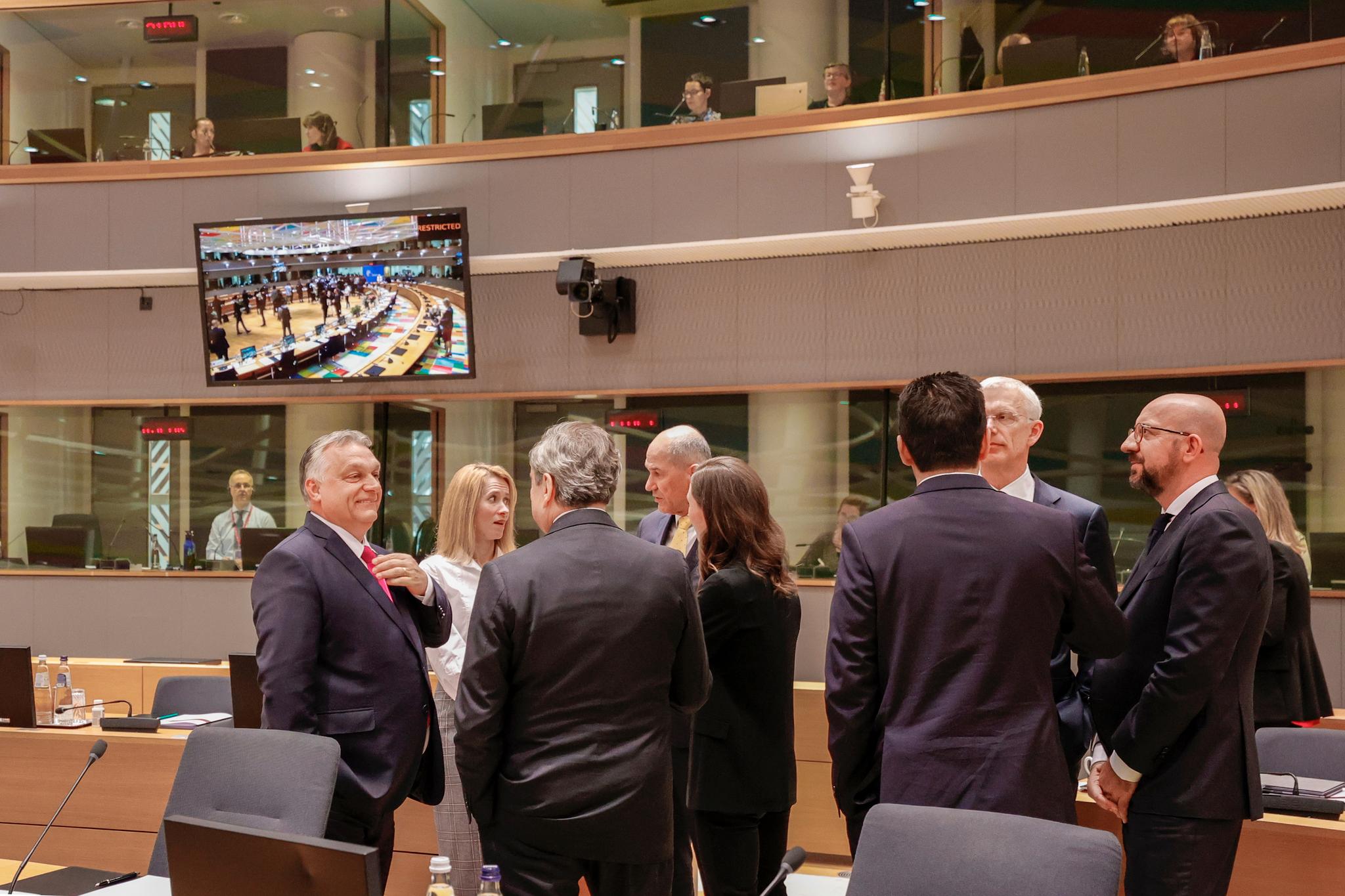 Ungarns statsminister Viktor Orban, helt til venstre, EU-president Charles Michel helt til høyre, og flere andre EU-statsministre under EU-toppmøtet i Brussel. 