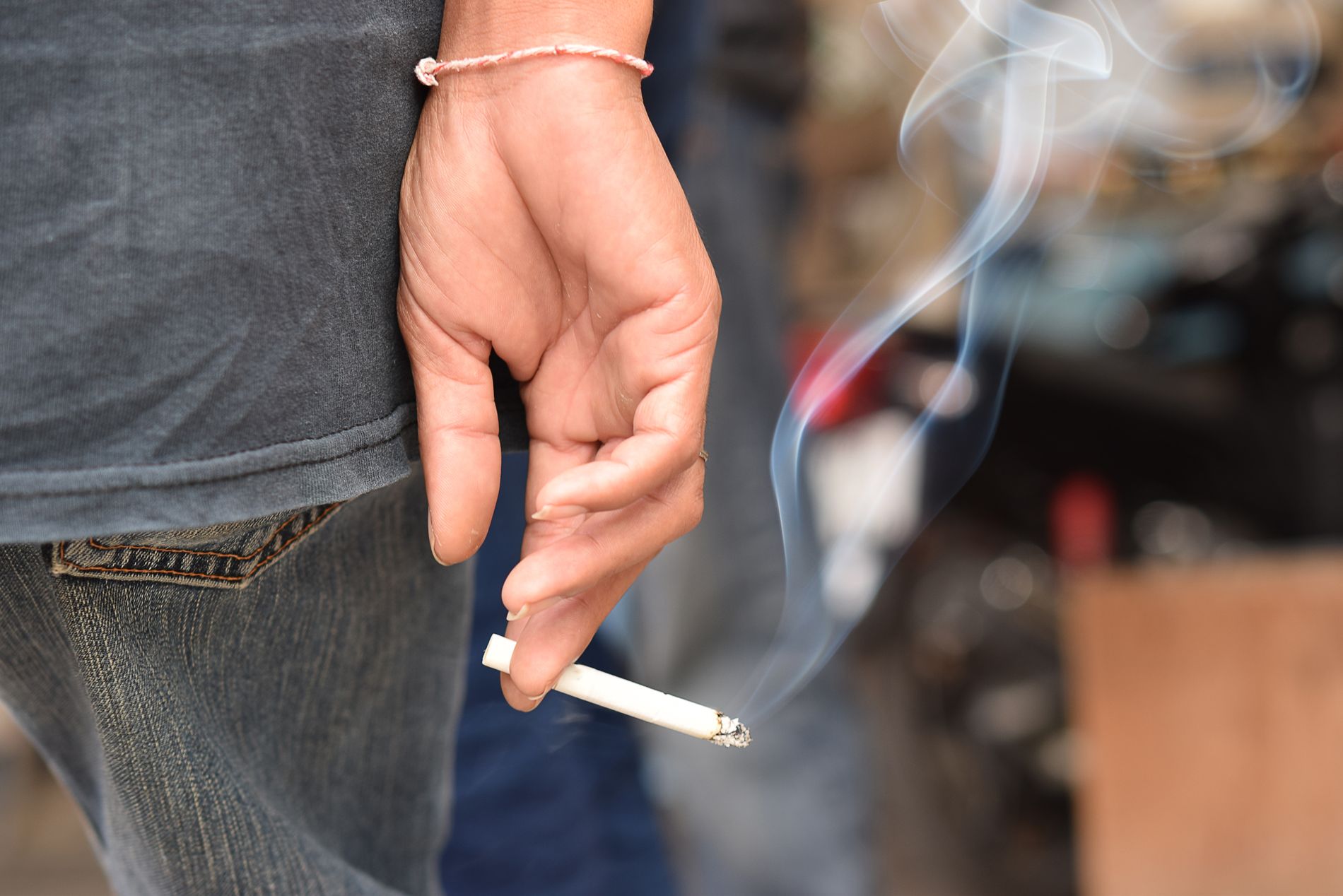 Røyking kan både gi akutte skader mens du er ung, og varige skader som kroppen ikke klarer å reparere igjen, ifølge forskere.