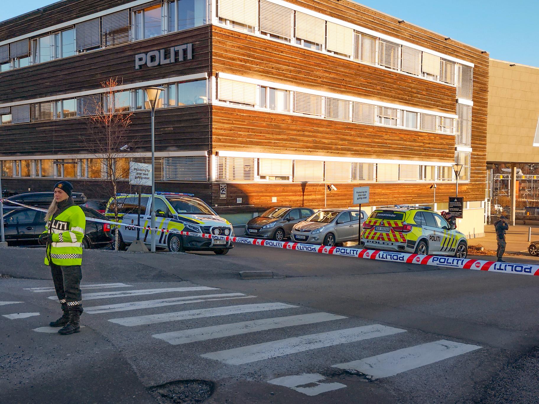 Det er funnet en uidentifisert gjenstand i politihuset i Ski i Akershus. Kundemottaket i politihuset er evakuert mens politiets bombegruppe undersøker gjenstanden. 