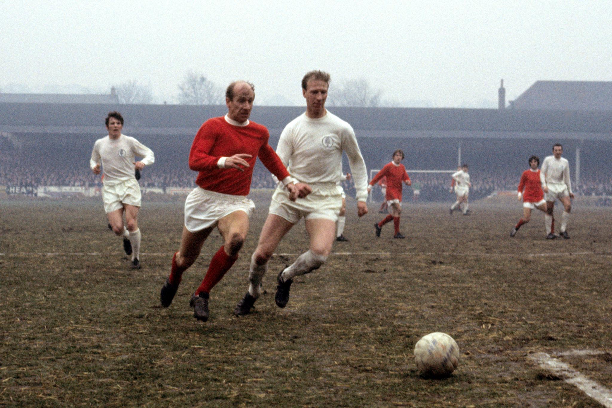 BRØDRE-RIVALER: Bobby (t.v.) og Jack Charlton i aksjon for henholdsvis Manchester United og Leeds United i januar 1969. 