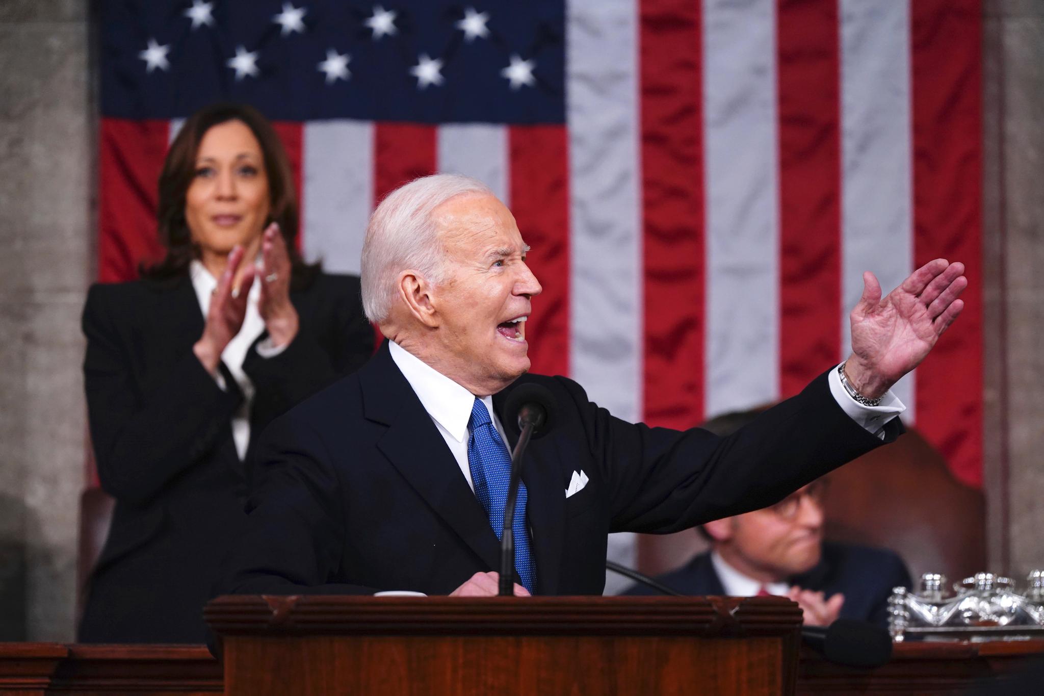 President Joe Biden kan glede seg over gode tider i USA. Prisen er at rentekuttene kan blir utsatt.