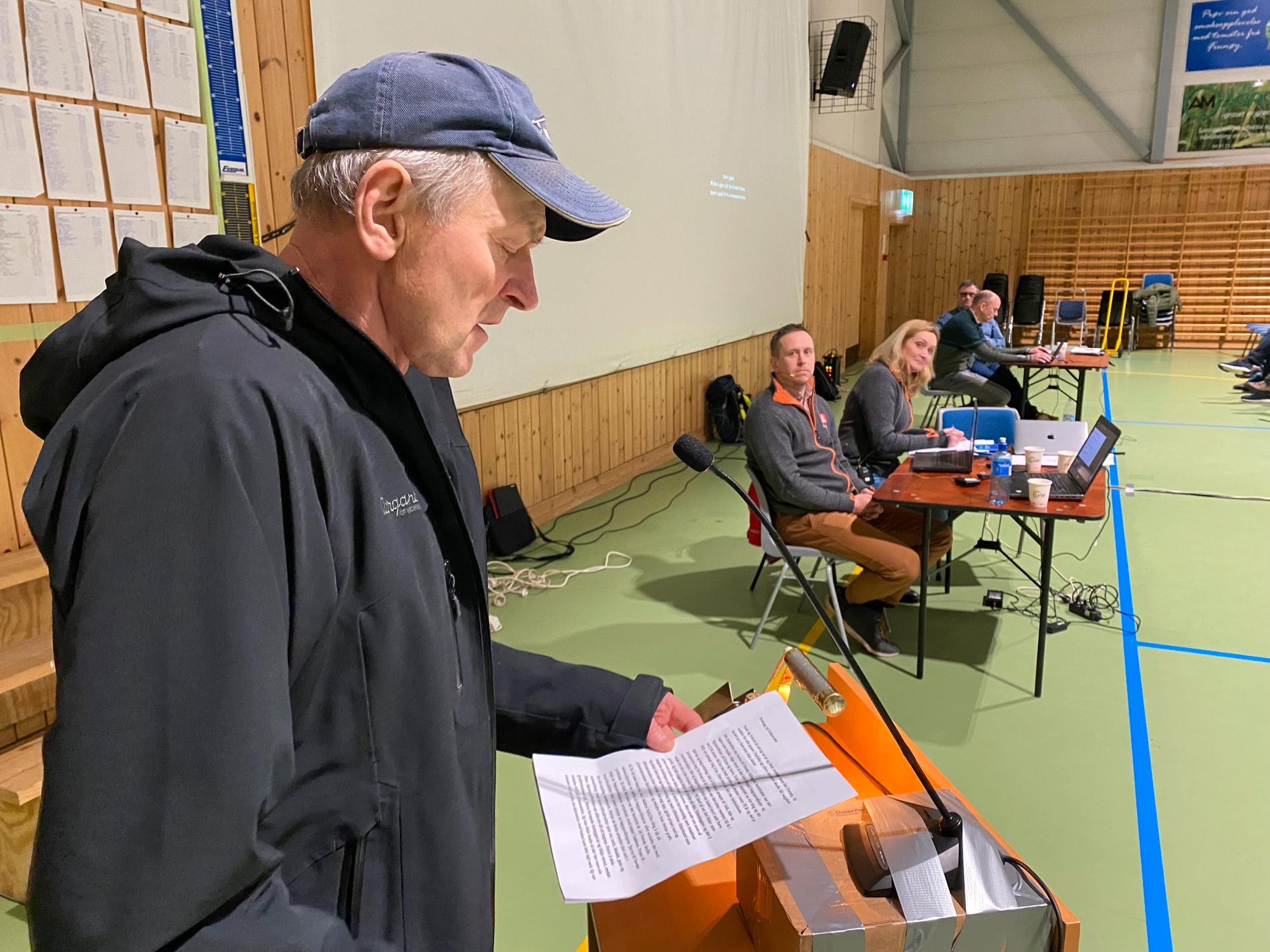 Arild Flesjå frå aksjonsgruppa mot luftlinjer på talarstolen.