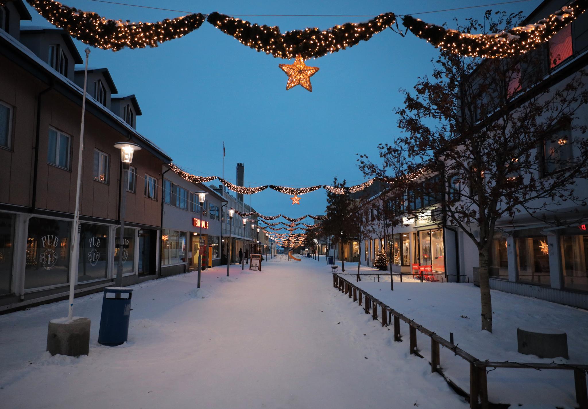Gågaten i Kirkenes er pyntet til jul, men søndag formiddag var det få folk ute i gatene. 