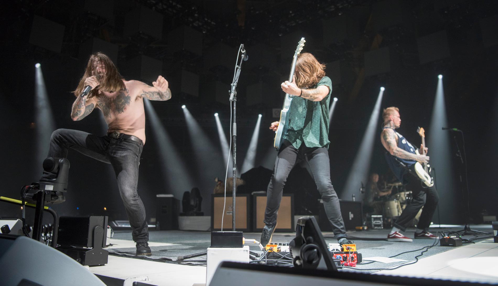  Kvelertak i aksjon på scenen i Halle Tony Garnier i Lyon i september i år. Her varmer de opp for et av verdens største band: Metallica. 
