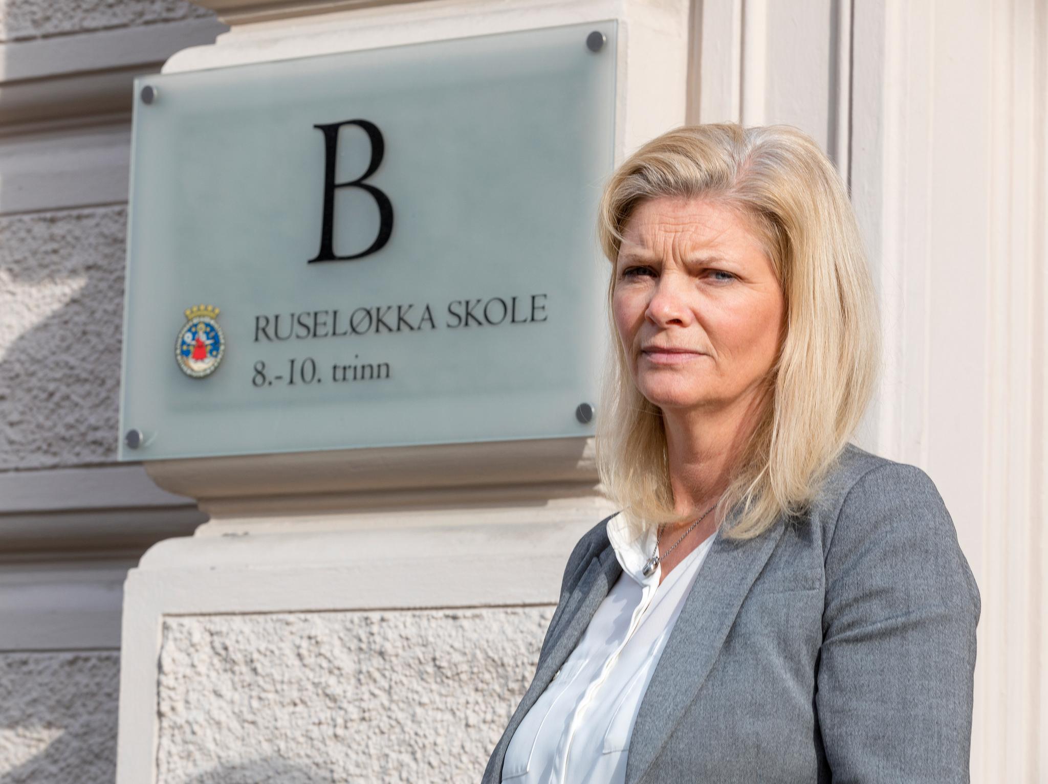 Ruseløkka-rektor Merete Hansen sier at flere av hennes elever har opplevd nestenulykker i Løkkeveien. 