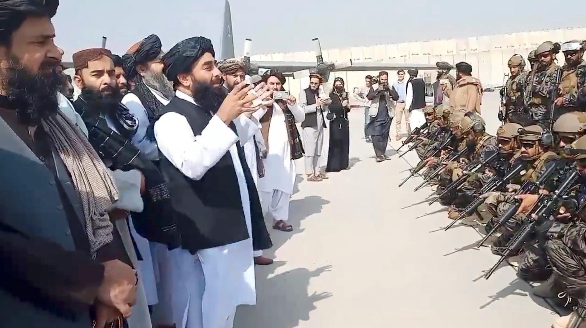 Talibans talsmann Zabiullah Mujahid snakker til en militærenhet på Kabuls flyplass onsdag 31. august. Bildet er hentet fra en video utgitt av Taliban.