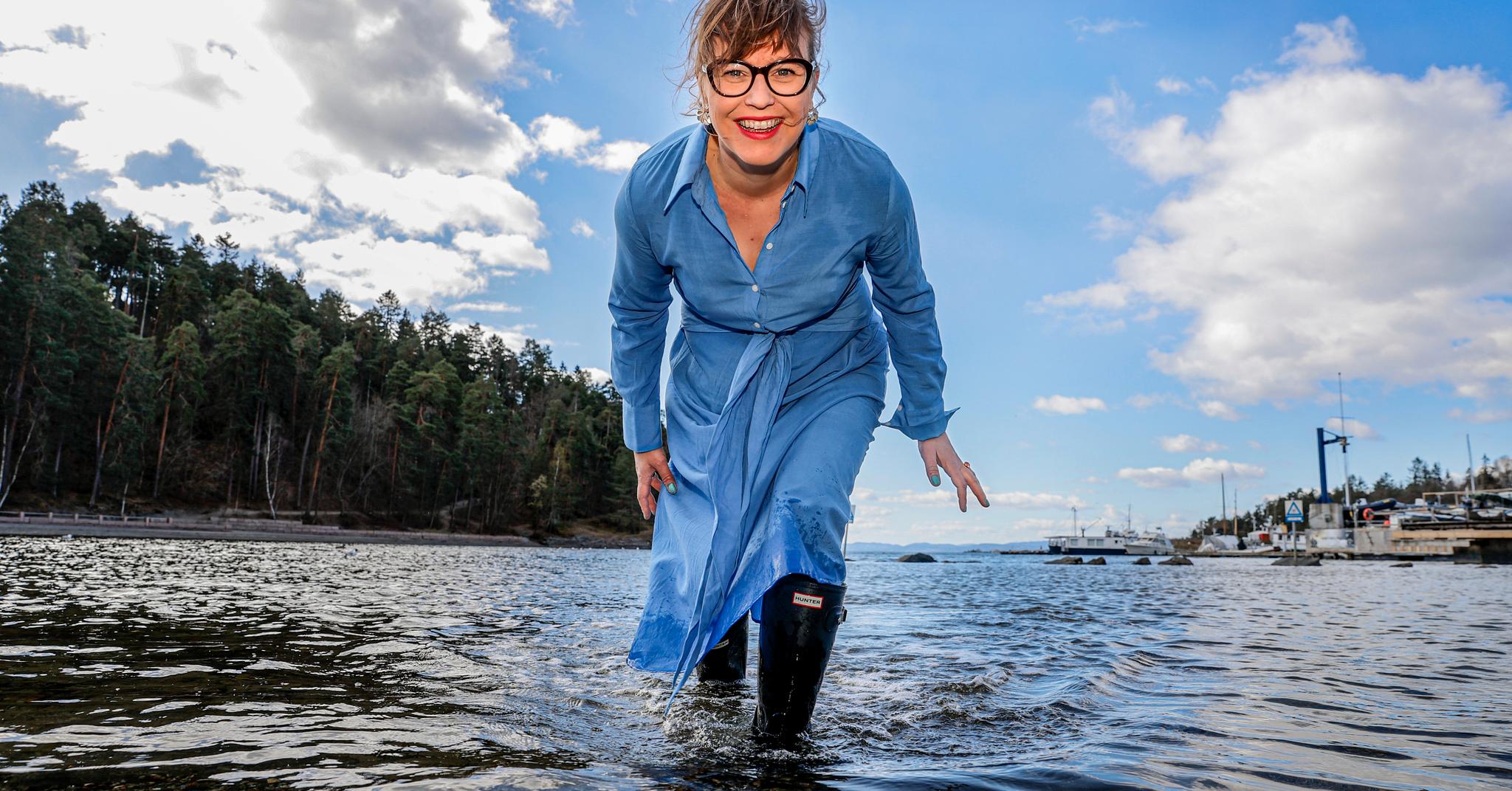 – Veldig mange får gode ideer ved vann, og det skyldes at det er lettere å dagdrømme, være avslappet og lykkelig ved vann, sier forfatteren Hilde Østby. Her ved Bygdøy sjøbad i Oslo. 