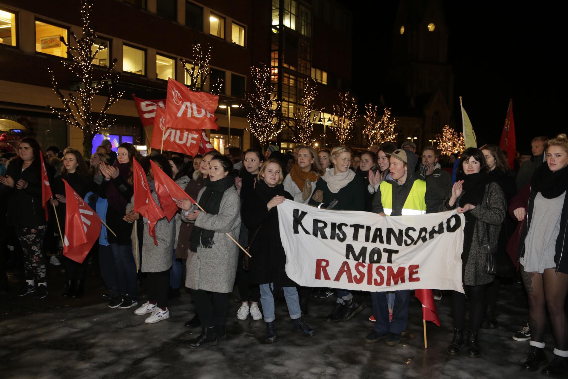 Over 200 demonstranter sa nei til Pegida på torvet. Et 20-talls demonstranter viste sin støtte for Pegida. Foto: Kjartan Bjelland.