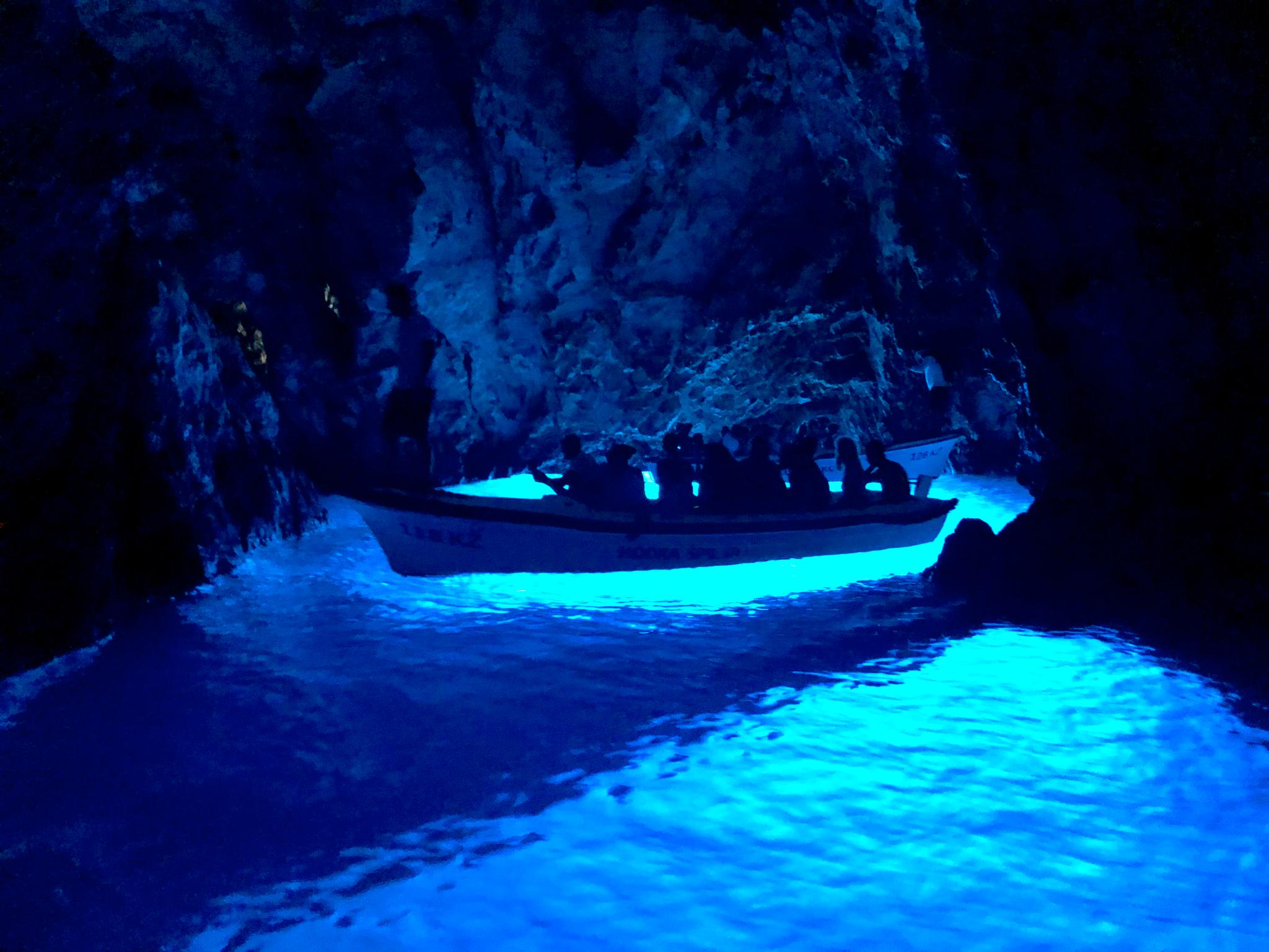 Dette er lyset fra himmelen som skinner inne i fjellet på Blue Cave. 
