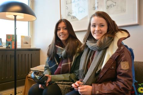 Åse Suwanna Johnsen (18) og Elise Aas Ersdal (17) mener skoleoppgaver burde vært fordelt mer jevnt slik at det ikke blir for mye å håndtere på en gang.