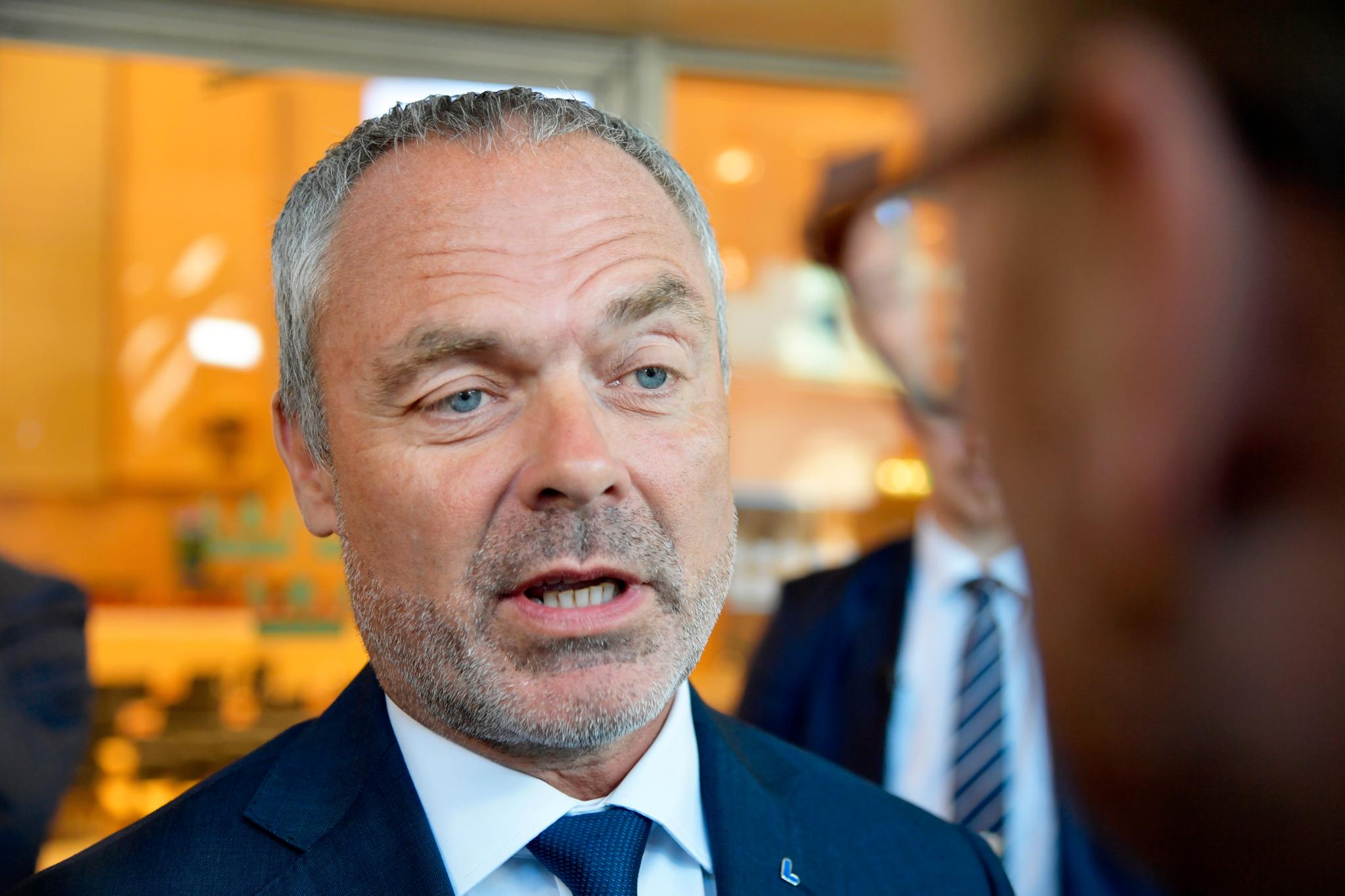 Jan Björklund leder partiet Liberalerna, som kan sammenlignes med norske Venstre. Partiet er splittet om hvilken retning de skal velge. 