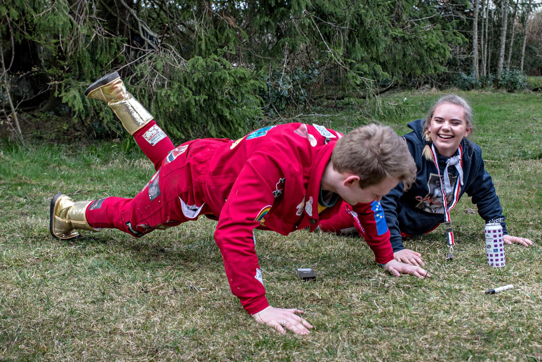 Fredrik Samuelsen og Gøri Marie Hauge har push-up konkurranse i gresset, mens de venter på å bli døpt. 