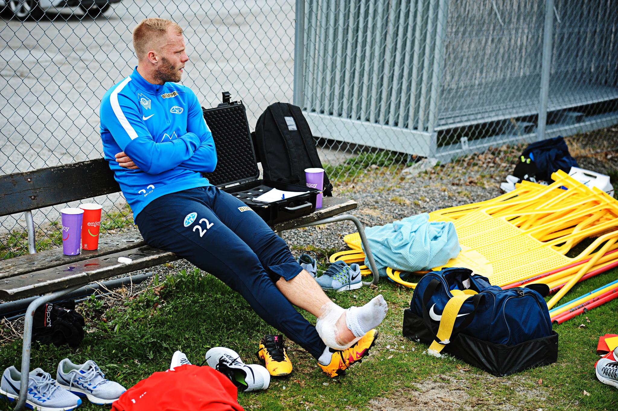 USIKKER: Eidur Gudjohnsen satt med ispose og så på den siste delen av treningen.