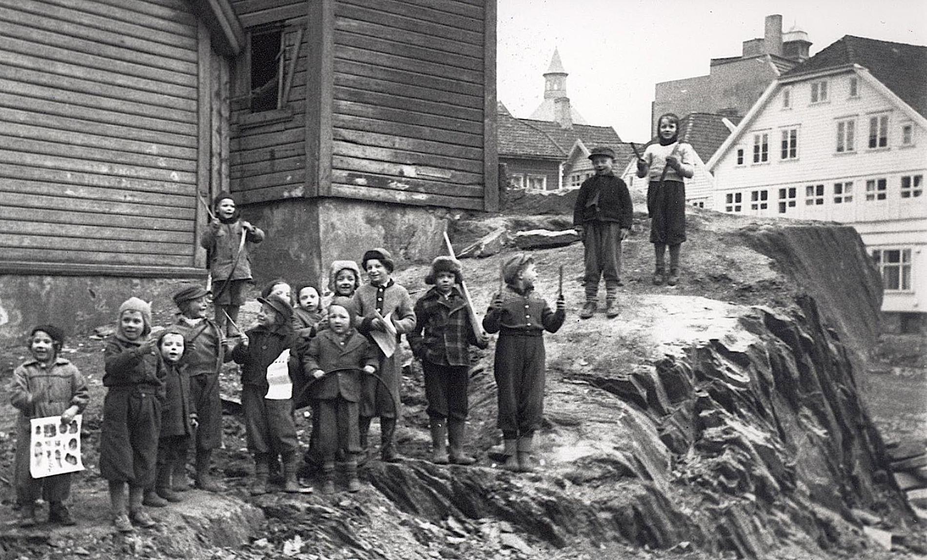 «Ongane i gadå» på Sølvberget i Stavanger, rundt overgangen til 1950-tallet. Hvorfor vet vi så lite om både tidligere tiders og dagens fattigdom?