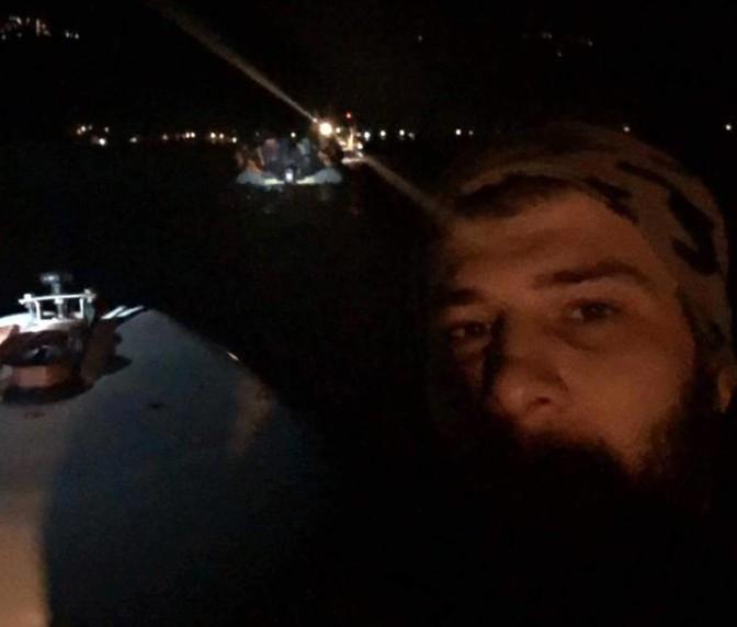 Her er Omar på vei ut med båt for å hjelpe flyktninger i Hellas. Foto: Privat Her er Omar på vei ut med båt for å hjelpe flyktninger i Hellas. Foto: Privat