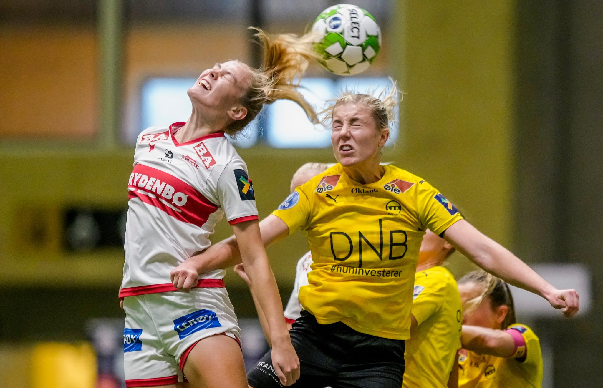 MÅL! Marthine Østenstad header inn 1–0 til Sandviken mot LSK Kvinner søndag.