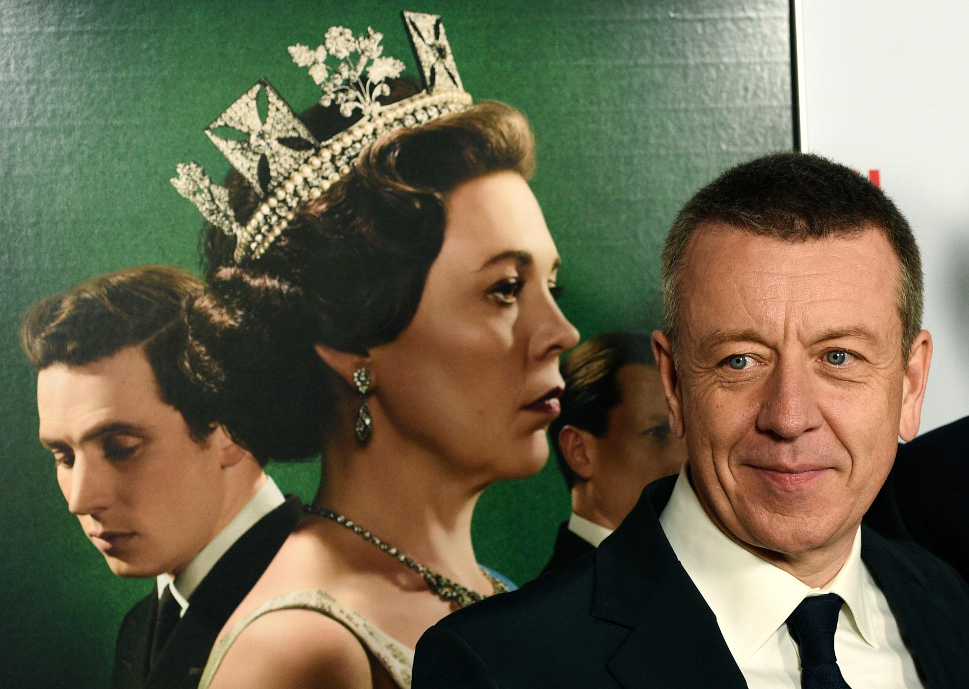 «The Crown»-serieskaper Peter Morgan har kalt serien «et kjærlighetsbrev til dronningen», og har satt innspillingen av sesong seks på vent i anledning hennes bortgang. 