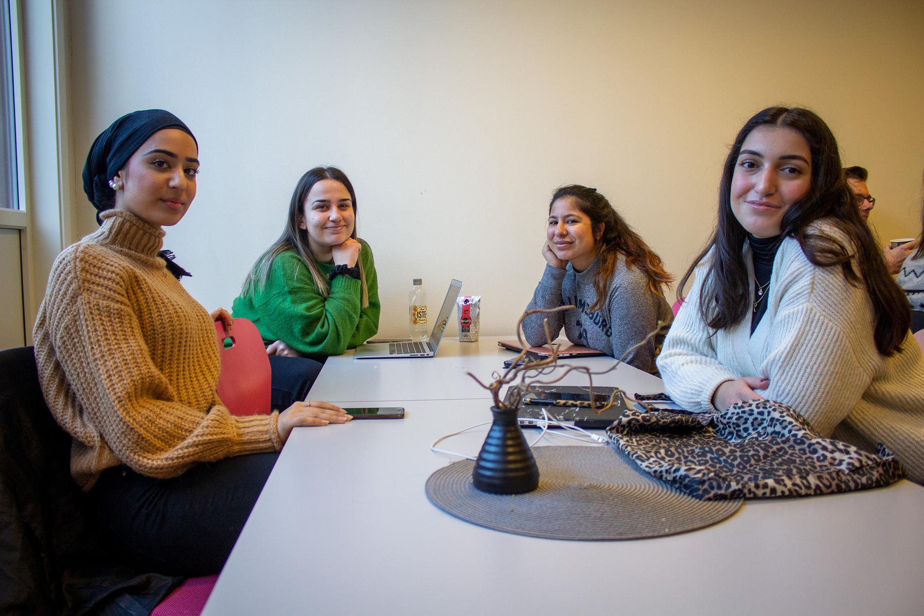 Maham Sher (21), Tugba Bag (22), Iqra Butt (21) og Helin Demirbas (21) både leser og spiser på Line Huset flere ganger i uka. 