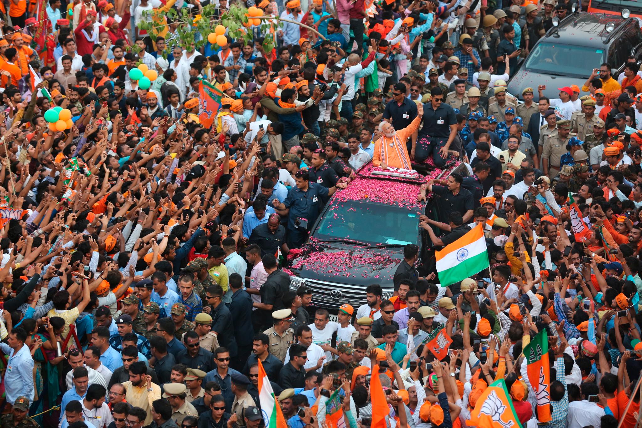 Statsminister Narendra Modi vinker til folkemengden under et valgarrangement i Varanasi i delstaten Uttar Pradesh i slutten av april. 