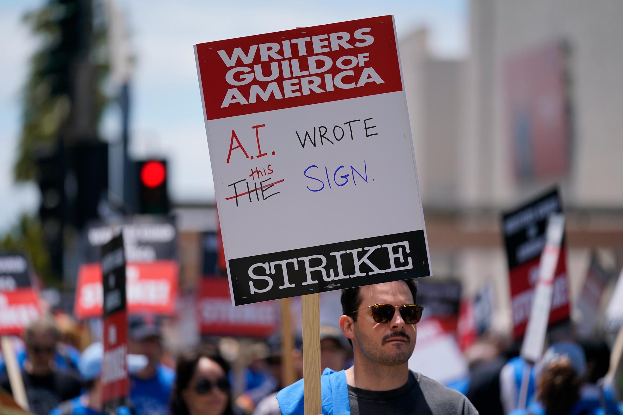 Utfallet av streiken i Hollywood er viktig, mener kronikkforfatterne. Bildet: Writers Guild of America representerer 11.500 manusforfattere. De har streiket siden begynnelsen av mai. 