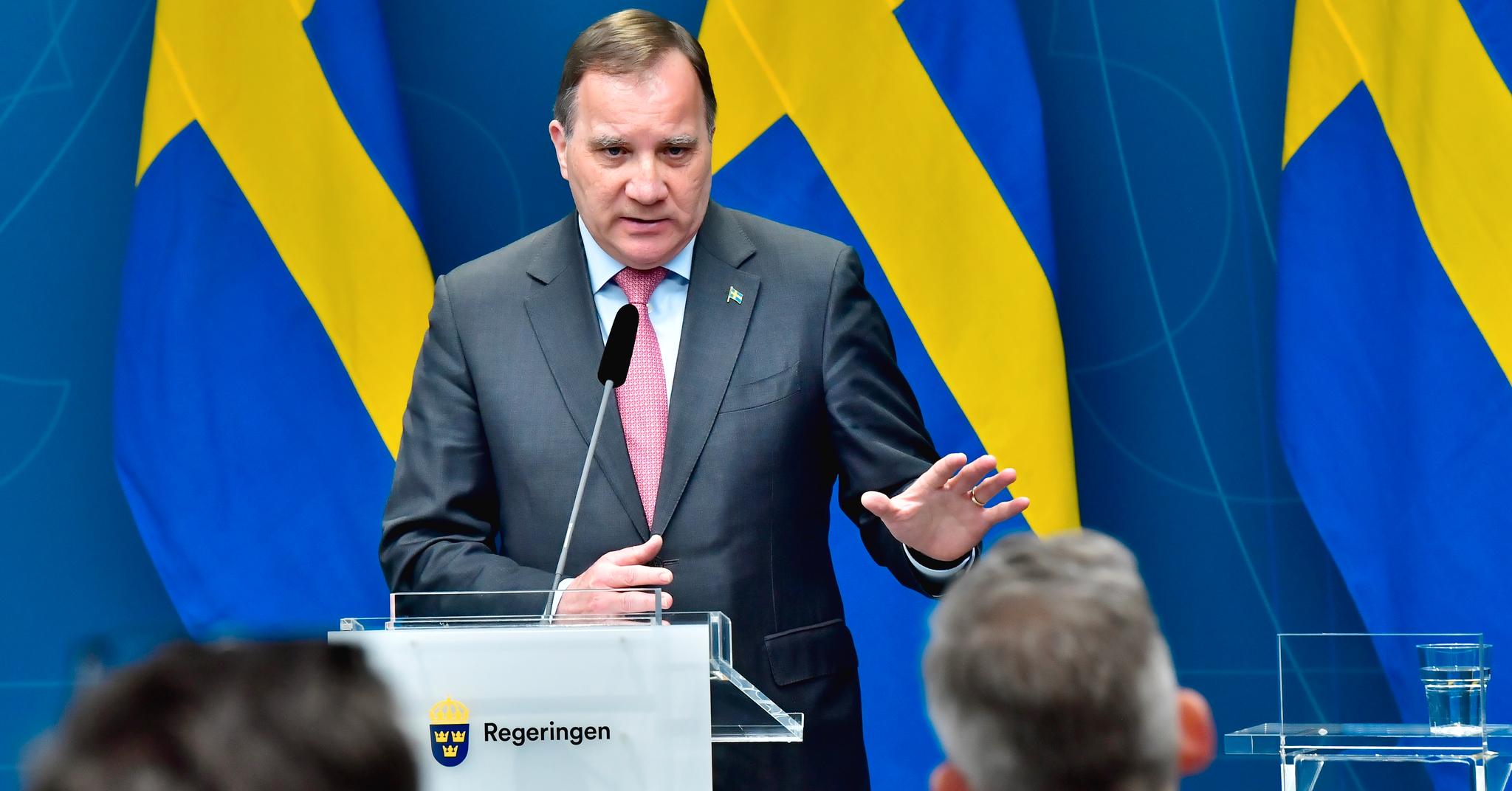 Man kan undre seg over at statsminister Stefan Löfven og resten av den svenske regjeringen ikke vedtok en ny politikk for å redusere smittespredningen og dødsfall, skriver den norske koronakommisjonen.