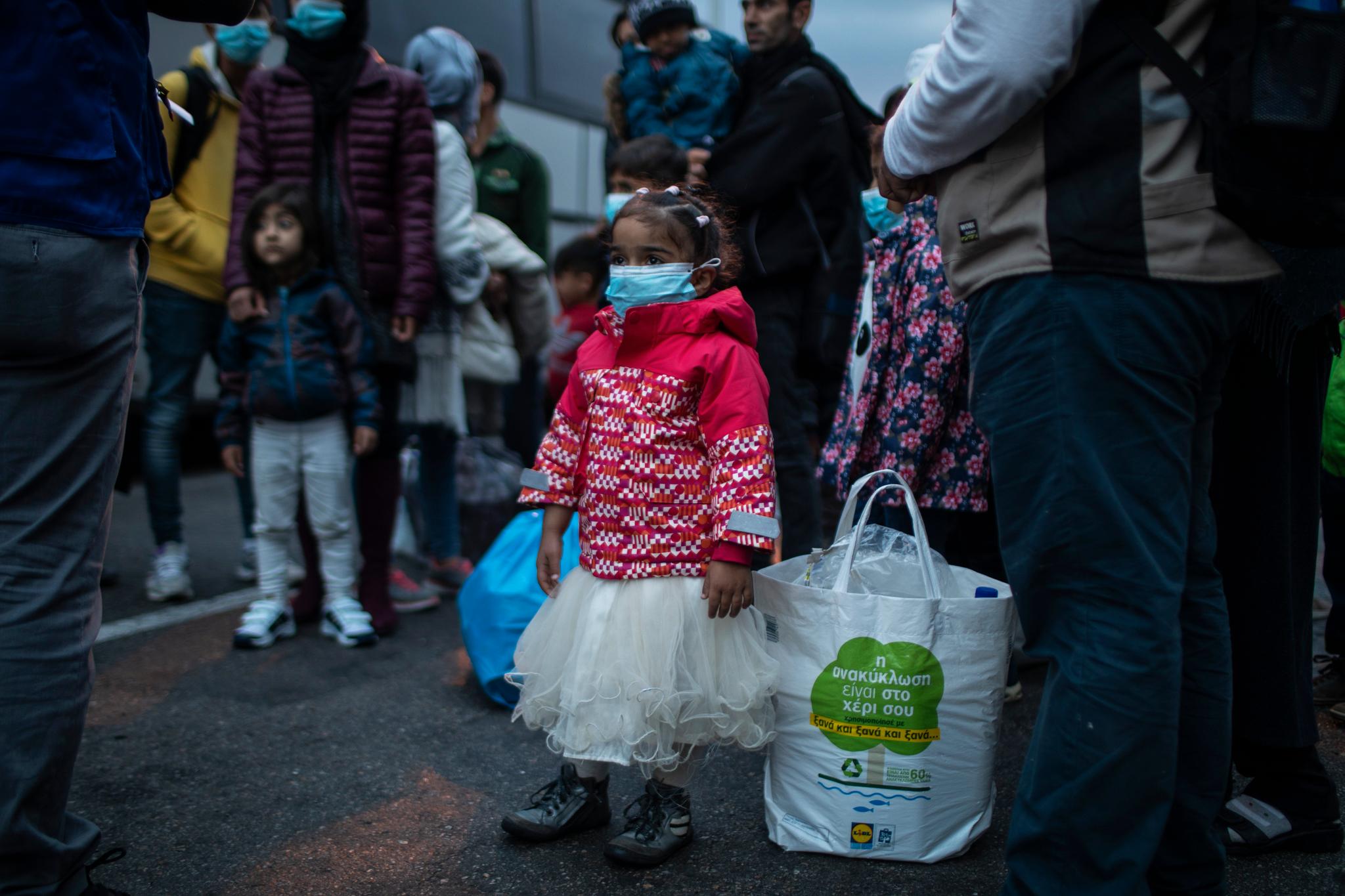 11 EU-land sier de vil ta i mot barn fra gresle flyktningeleire. Norge vil se om de holder løftet før vi gjør noe.