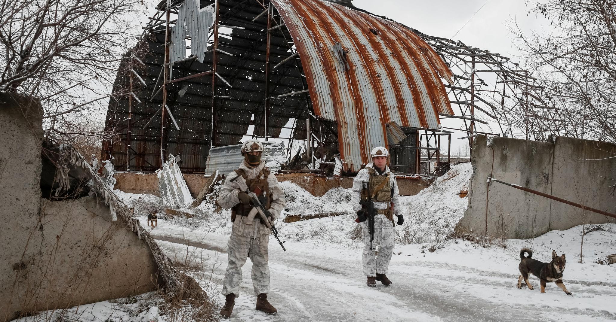 Ukrainske soldater patruljerer i Avdiyivka Donetsk-regionen 9. februar.