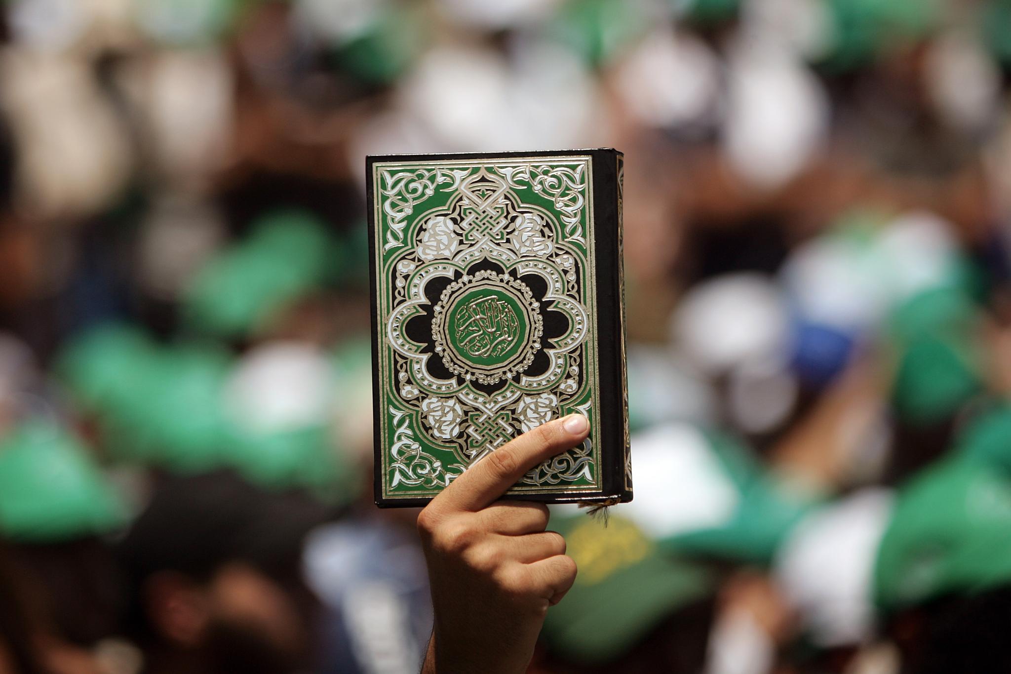 28 мусульман. Коран зеленый мусхаф. Мусульманский зеленый цвет. Зеленый цвет в Исламе.