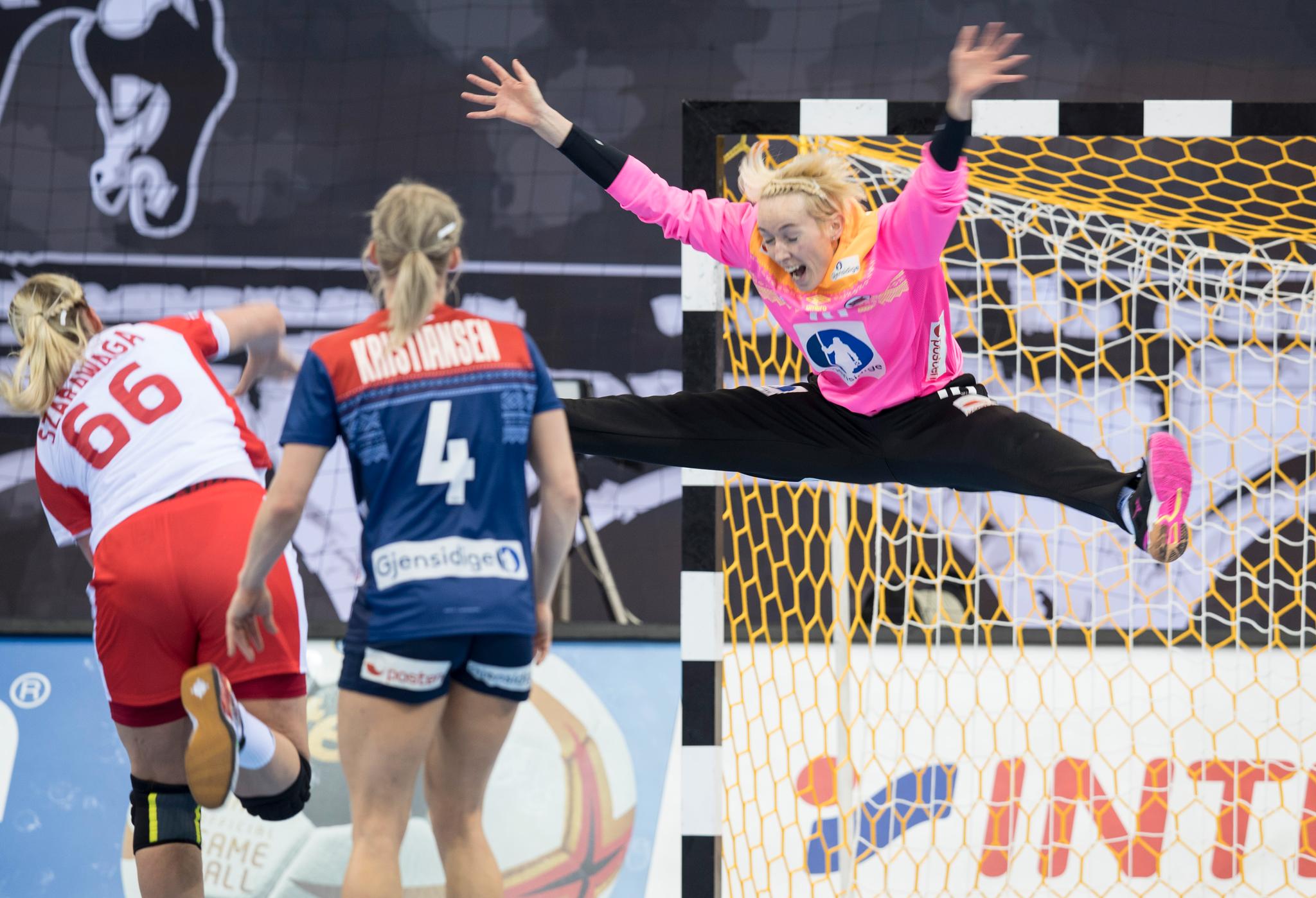 5. desember: Katrine Lunde er i det umulige hjørnet og stenger målet mot Polen. De norske håndballjentene vinner kampen 35-20 og ender senere opp med VM-sølv. 