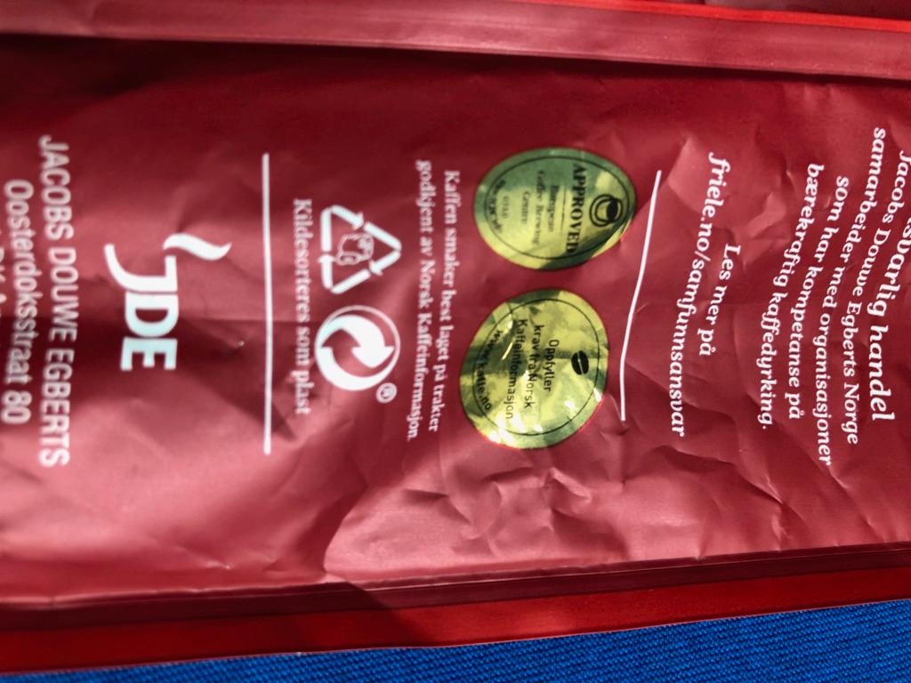 FEILMERKET: Frieles kaffepose er merket med betalingsmerke og sorteringsmerke for plast. 