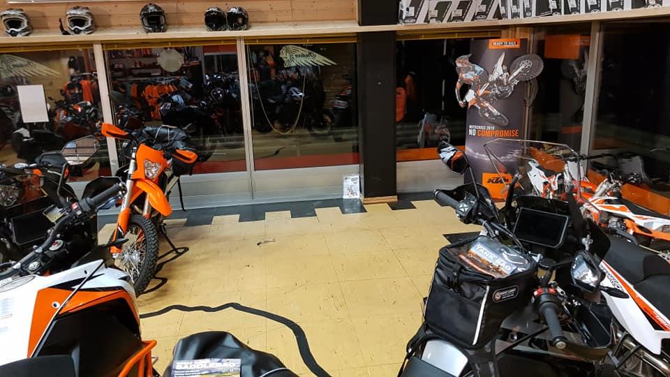 Åtte motorsykler var borte fra gulvet da daglig leder Jon Grevæg kom til forretningen like etter at alarmen ringte.
