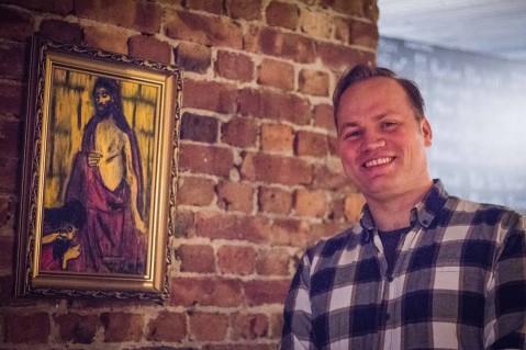KUNSTSAMLING: Helge André  «Haffy»  Hafstad er SYKT fornøyd med å ha fått Jesus på veggen.