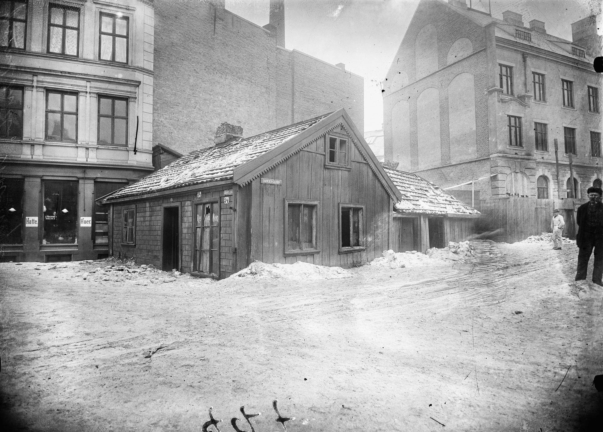 Gammelt trehus med adresse Grønland 34. Til høyre ser vi Grønland politistasjon med adresse Tøyenbekken 5. I dette bygget holder nå Oslo Museum, avdeling Interkulturelt museum til. Her vises utstillingen ”Glimt fra Grønland”. Bildet er fra ca 1890.