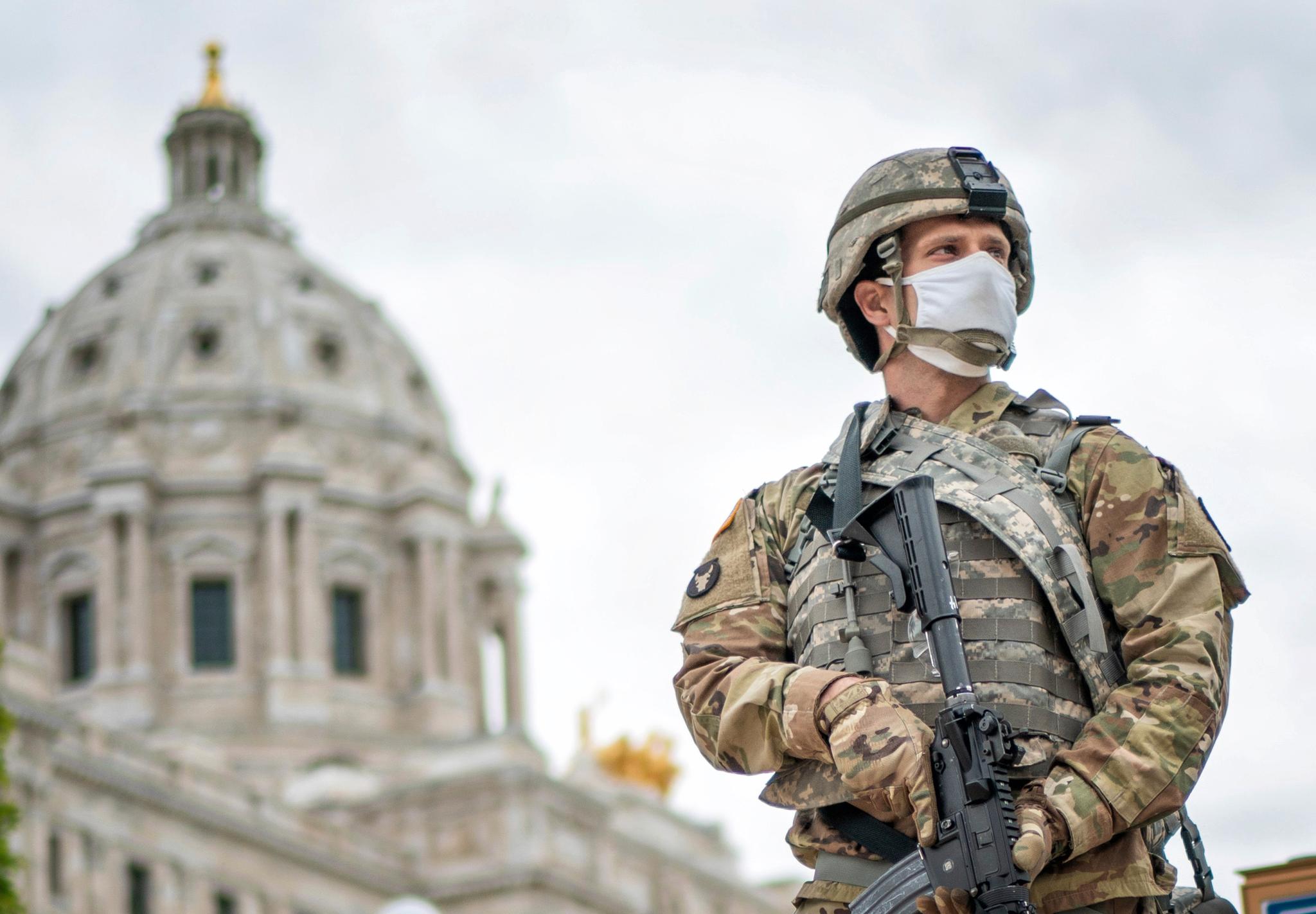 En soldat fra nasjonalgarden vokter delstatsparlamentet i St Paul, Minnesota. 