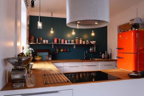 Kjøkkenet har fått ny benkeplate, en vegg i en ny farge og et oransje kjøleskap fra Smeg.