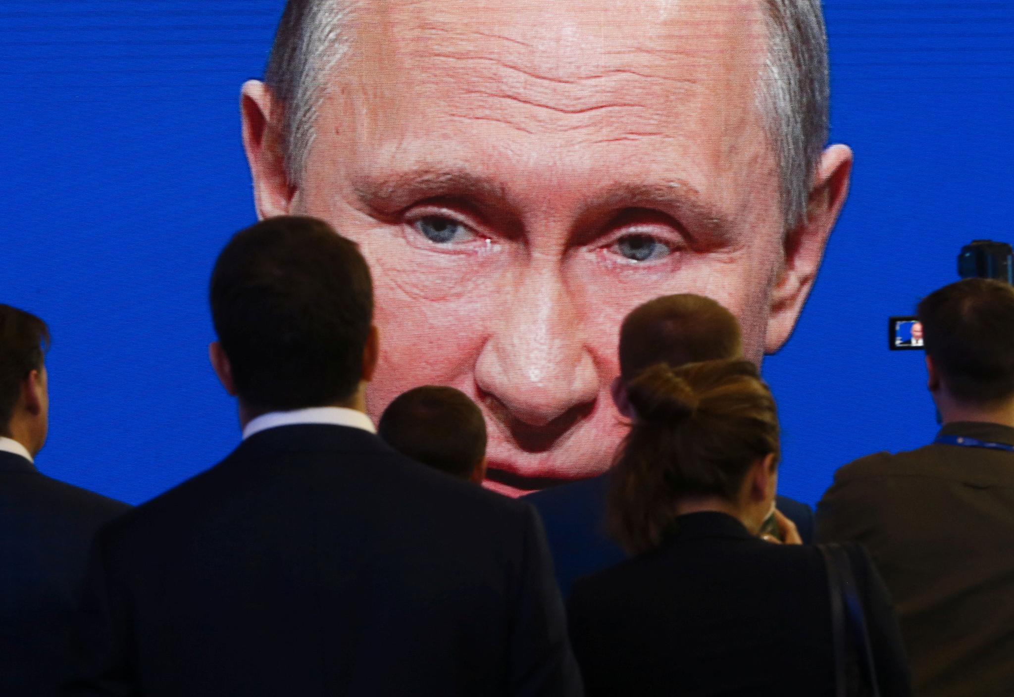 Putin (bildet) gjenoppfinner historien på måter som gjør Trump til en lille-Putin, skriver kronikkforfatteren. Bildet er fra 2017.