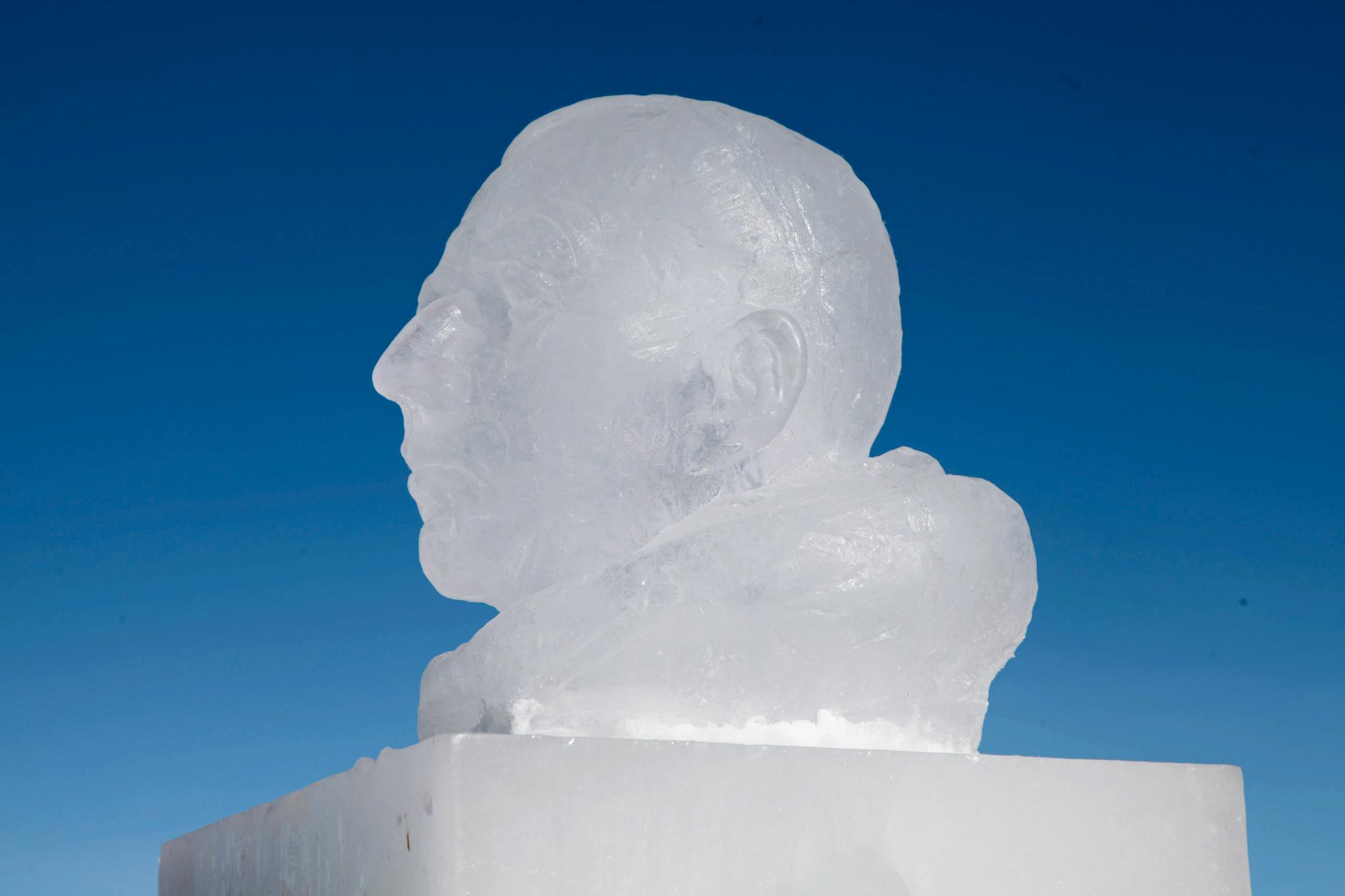 Roald Amundsen i isform på Sydpolen, laget av billedhugger Håkon Anton Fagerås.