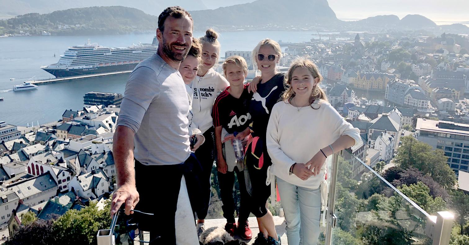 Familien på seks skal alle sammen oppover til Lofoten i sommer. Om de får tilbud om vaksine drar de ned igjen. F.v. Jonas Riise, Sandra R. Riise, Emma Bakke, Joachim bakke, Lena Skogland og Ada Riise. 