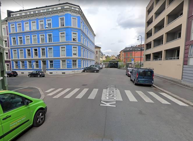 Slik så krysset Arups gate og Klostergata ut før fortauene ble utvidet og parkeringsplasser fjernet.