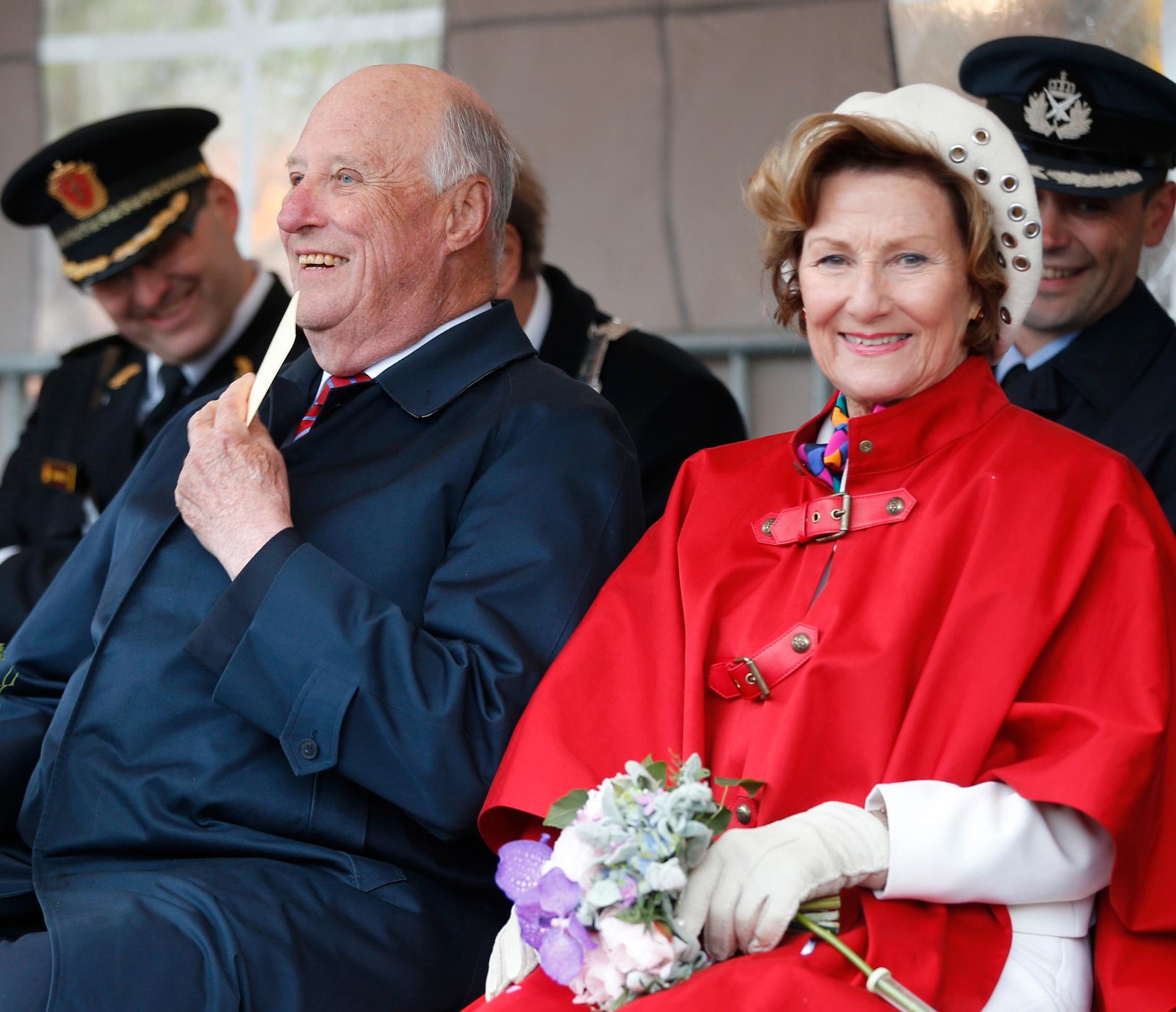 FOLKEFEST: Kong Harald og dronning Sonja begynte sin jubileumsreise i Tromsø 18. juni. Her deltar de på folkefesten på Stortorget og overværer Labb og Line-barneløpet.