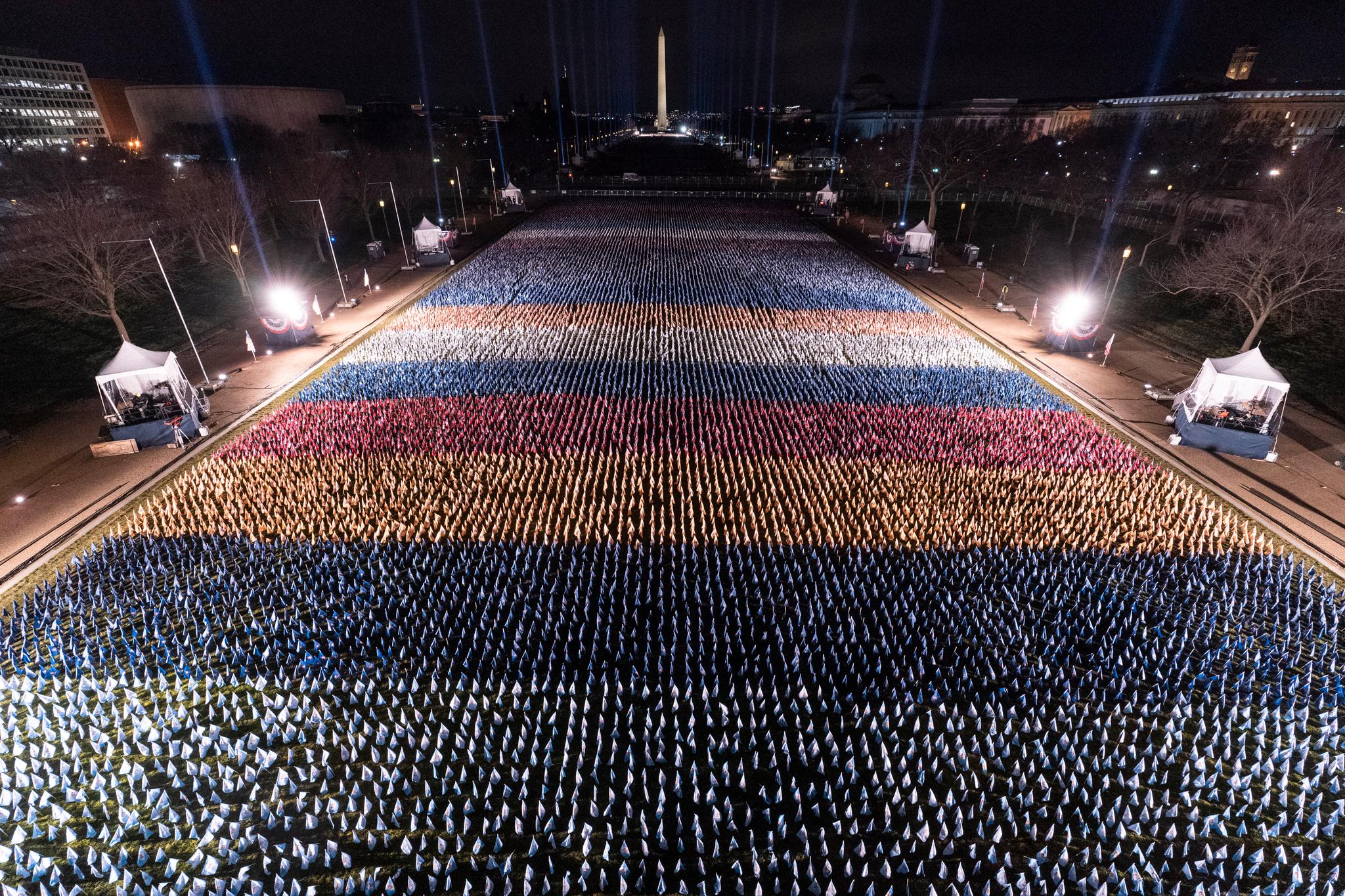 De 56 lyspilarene som er satt opp sammen med flaggene på National Mall, skal representere alle USAs delstater og territorier. De vil lyse opp plassen under innsettelsen av Joe Biden og Kamala Harris.