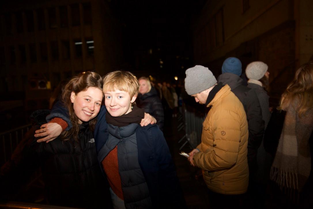 Rose Risager og Anne Eglite gledet seg til å komme innenfor dørene på utflyttingsfesten for gamle Deichman Hovedbibliotek på Hammwerbsorgi Oslo lørdag kveld.