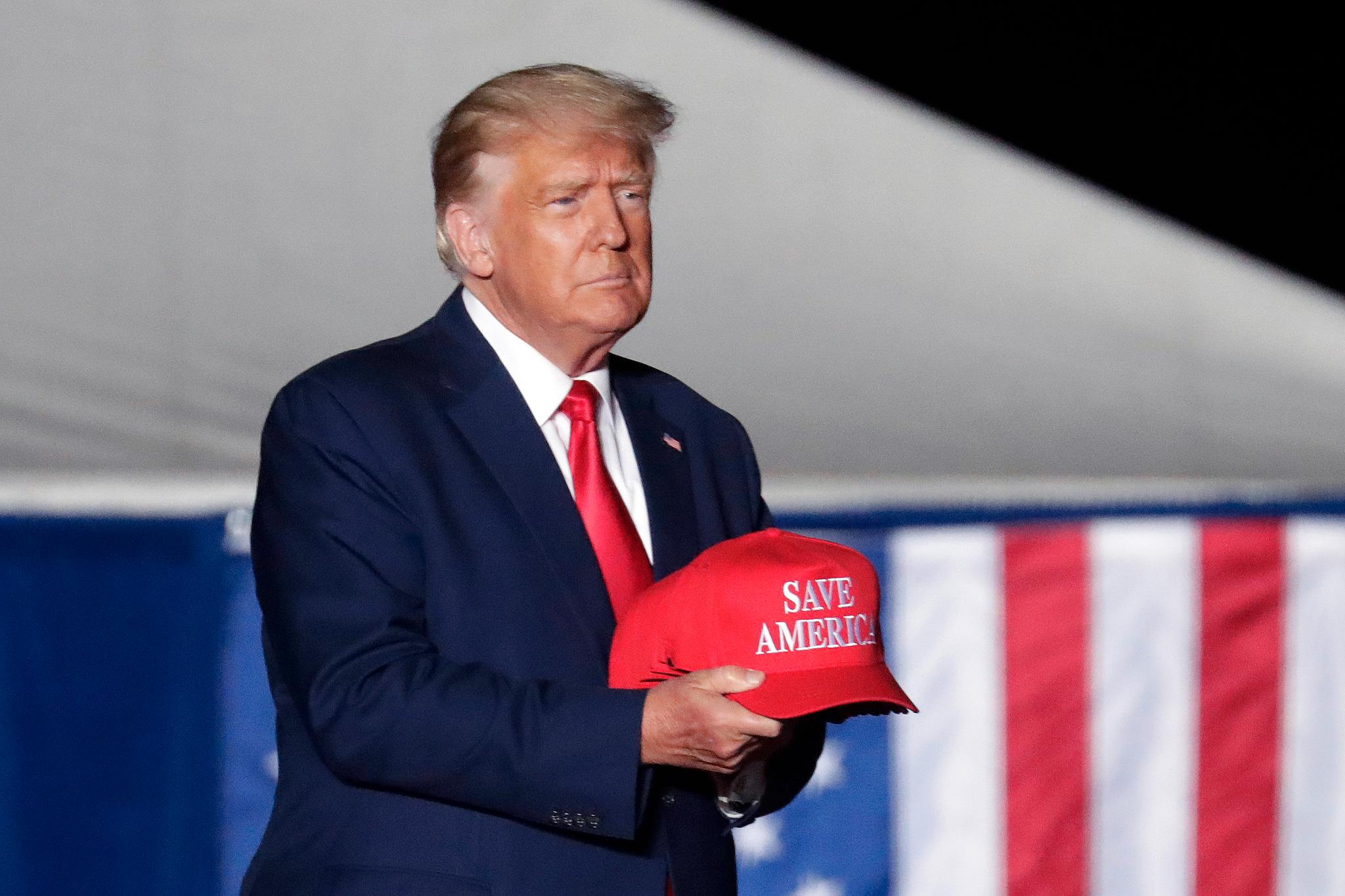 USAs tidligere president Donald Trump kaster en caps til tilhørerne under et arrangement i Wilmington i september. 