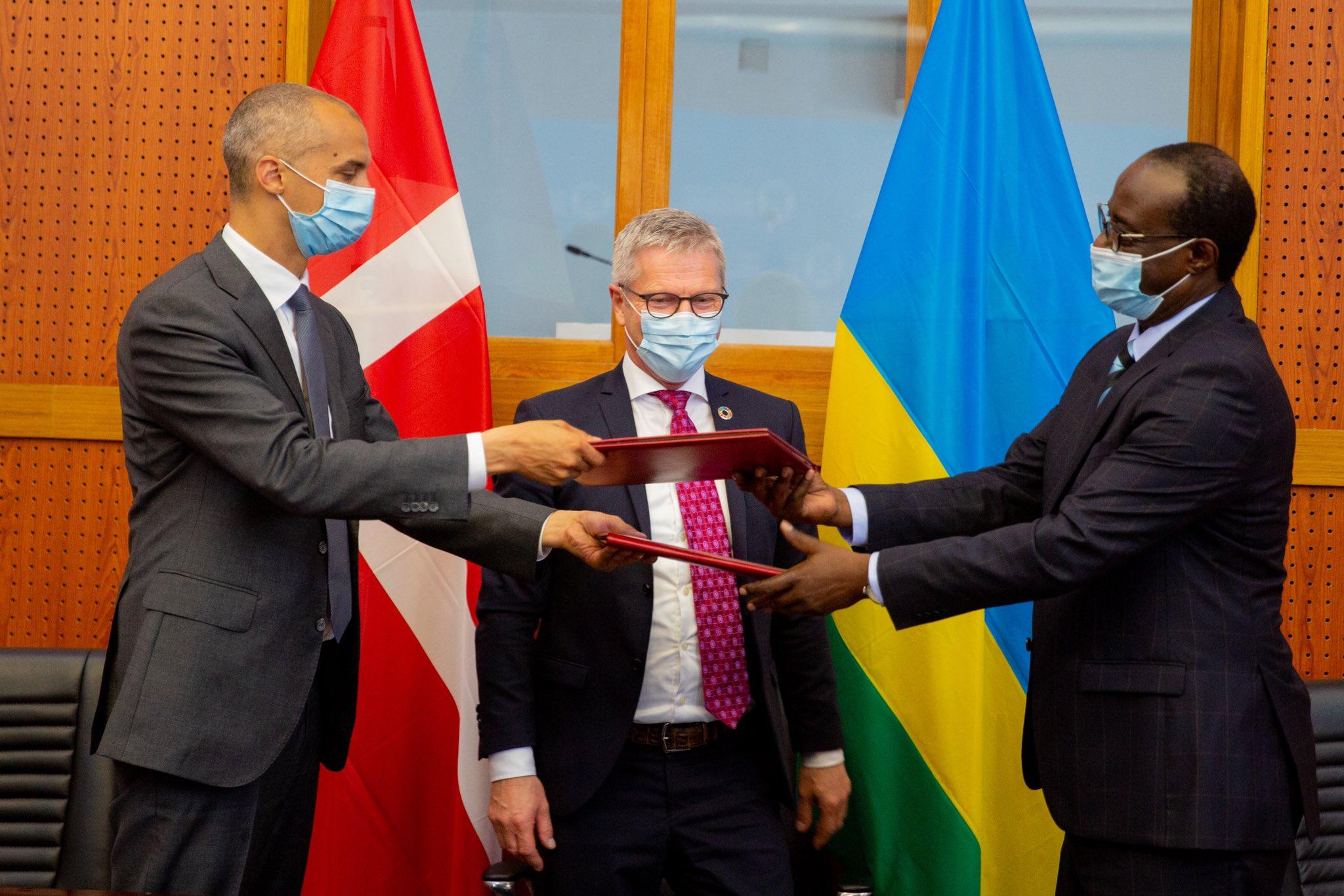 Den 5. mai var danskenes utviklingsminister Flemming Møller Mortensen og utlendings- og integrasjonsminister Mattias Tesfay i Rwanda. De inngikk en intensjonsavtale om et asylsenter med statsråd Manasseh Nshuti.