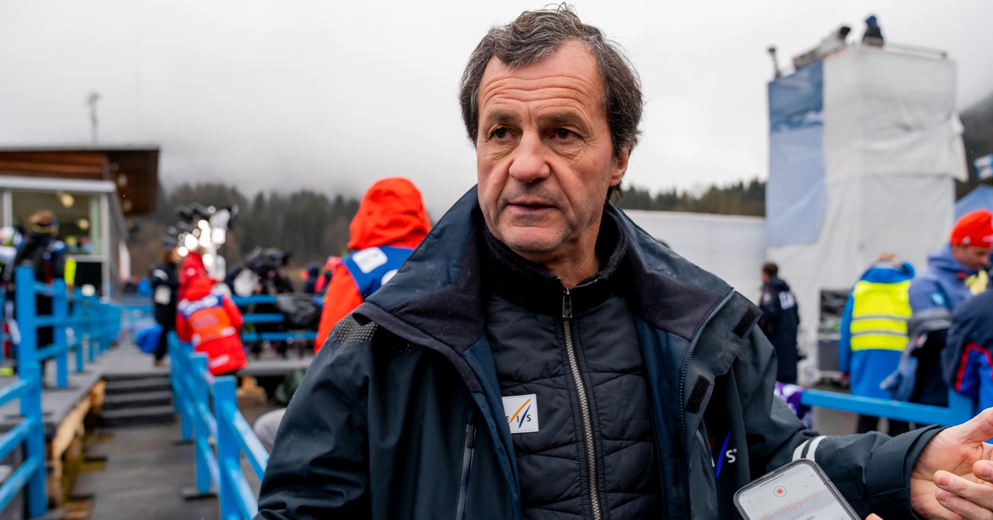 I det de siste løperne gikk i mål på herrenes 10-kilometer Oberstdorf-regnet, snakket FIS-topp Michel Vion om meldingene han får fra russerne.