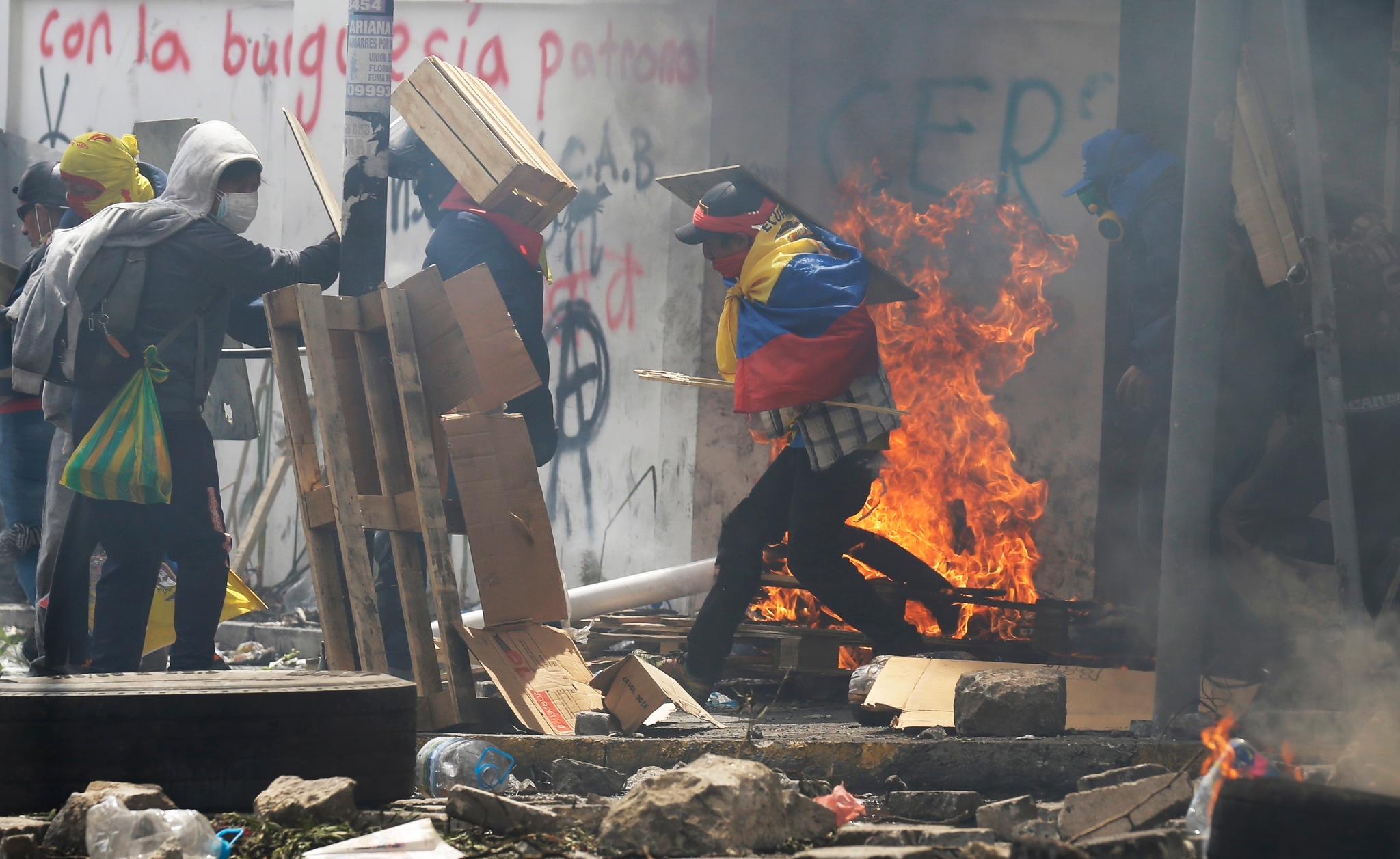 Det gikk voldsom for seg da demonstranter støtte sammen med opprørspoliti i Ecuadors hovedstad Quito lørdag. Demonstrantene har i over en uke protestert mot at drivstoffsubsidier fjernes. 