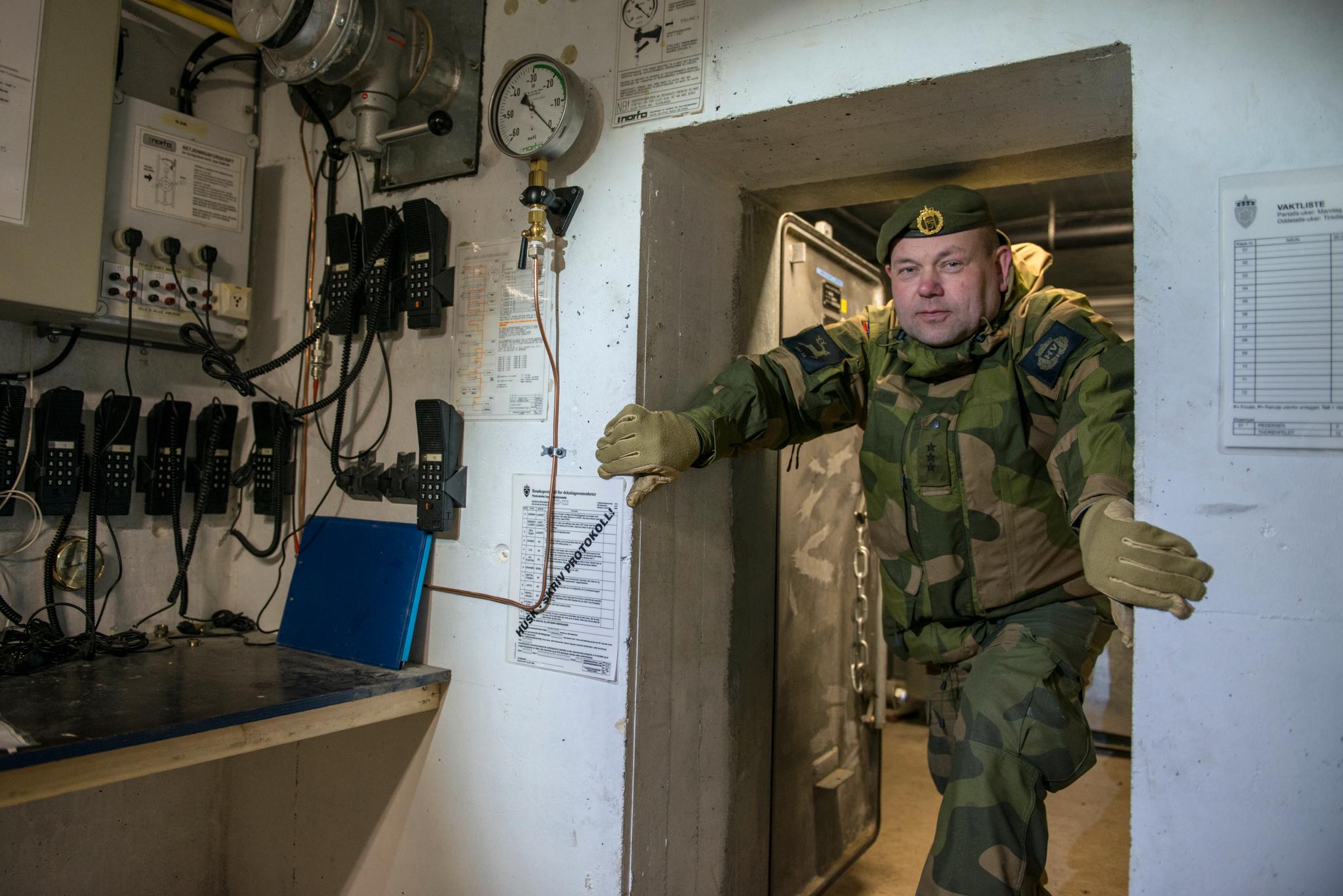 Kaptein i Heimevernet, Bernt Olav Johansen, nede i labyrinten av bunkersrom som er en del av Lyngenlinjen.