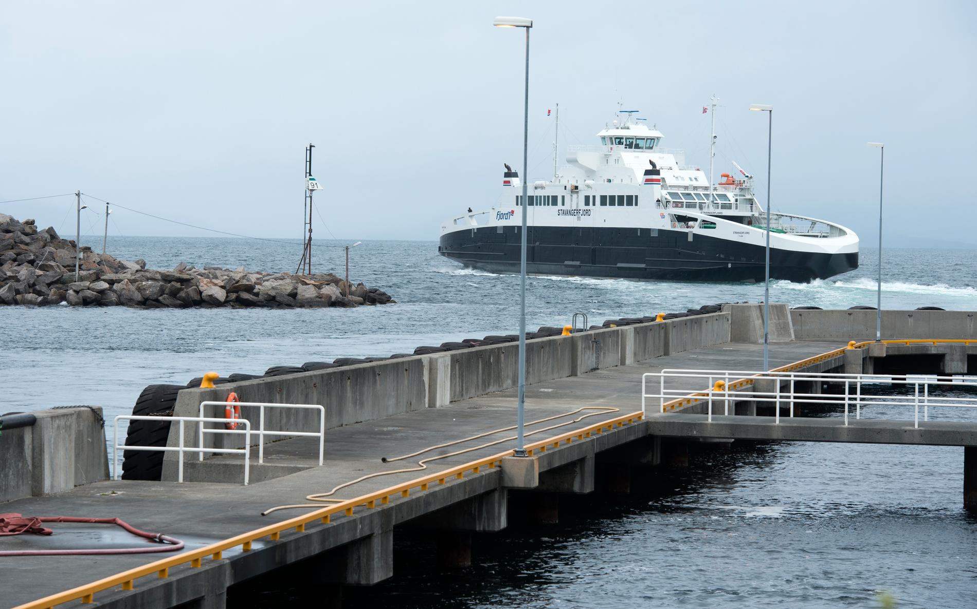  MS «Stavangerfjord» på vei ut fra Mortavika. I ferjesambandet over Boknafjorden går det tre ferjer fra klokken 10.
